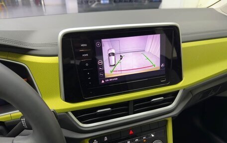Volkswagen T-Roc I, 2023 год, 2 285 000 рублей, 10 фотография