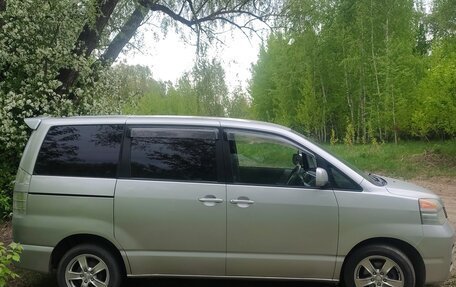 Toyota Voxy II, 2002 год, 900 000 рублей, 10 фотография