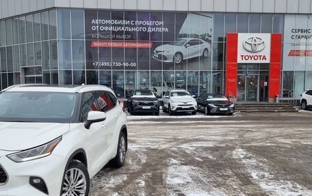 Toyota Highlander, 2021 год, 5 980 000 рублей, 1 фотография