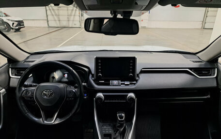 Toyota RAV4, 2021 год, 3 550 000 рублей, 17 фотография