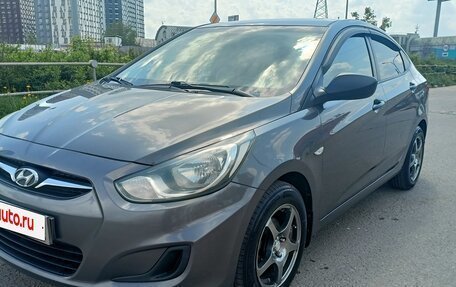 Hyundai Solaris II рестайлинг, 2013 год, 670 000 рублей, 3 фотография