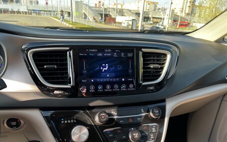 Chrysler Pacifica (RU), 2017 год, 3 000 000 рублей, 10 фотография