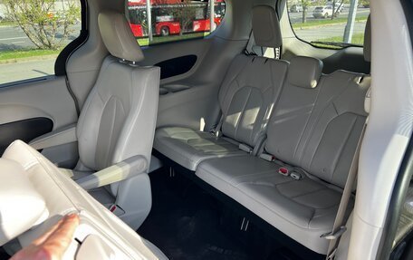 Chrysler Pacifica (RU), 2017 год, 3 000 000 рублей, 14 фотография
