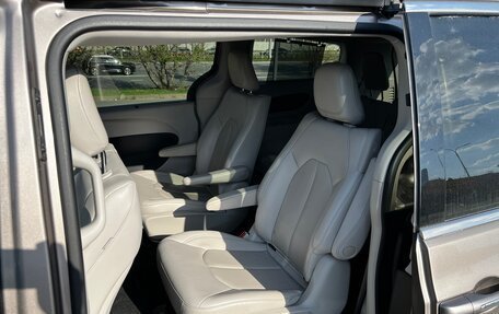 Chrysler Pacifica (RU), 2017 год, 3 000 000 рублей, 15 фотография