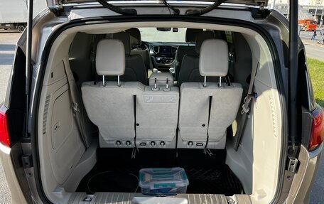 Chrysler Pacifica (RU), 2017 год, 3 000 000 рублей, 8 фотография