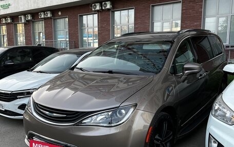 Chrysler Pacifica (RU), 2017 год, 3 000 000 рублей, 2 фотография