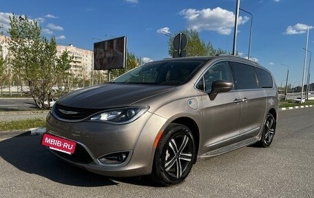 Chrysler Pacifica (RU), 2017 год, 3 000 000 рублей, 3 фотография
