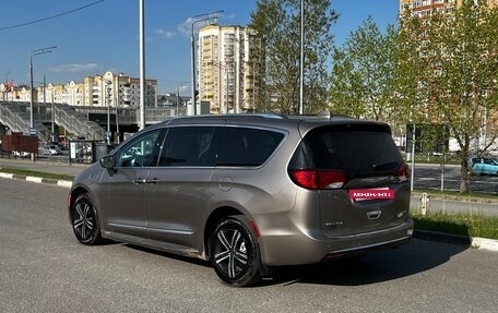 Chrysler Pacifica (RU), 2017 год, 3 000 000 рублей, 5 фотография