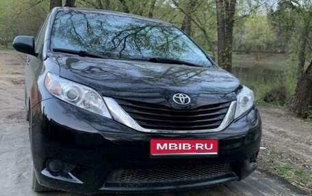 Toyota Sienna III, 2013 год, 2 150 000 рублей, 1 фотография