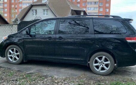 Toyota Sienna III, 2013 год, 2 150 000 рублей, 2 фотография