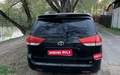Toyota Sienna III, 2013 год, 2 150 000 рублей, 3 фотография