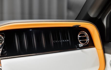Rolls-Royce Cullinan, 2025 год, 71 965 800 рублей, 38 фотография