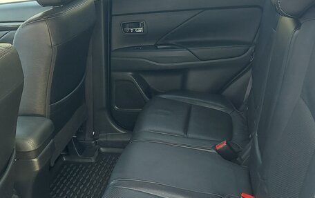 Mitsubishi Outlander III рестайлинг 3, 2016 год, 1 690 000 рублей, 8 фотография