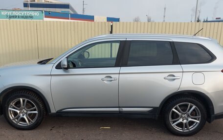 Mitsubishi Outlander III рестайлинг 3, 2016 год, 1 690 000 рублей, 4 фотография