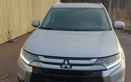 Mitsubishi Outlander III рестайлинг 3, 2016 год, 1 690 000 рублей, 2 фотография