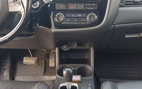 Mitsubishi Outlander III рестайлинг 3, 2016 год, 1 690 000 рублей, 10 фотография