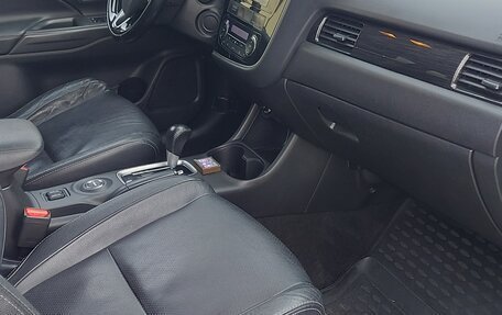 Mitsubishi Outlander III рестайлинг 3, 2016 год, 1 690 000 рублей, 14 фотография