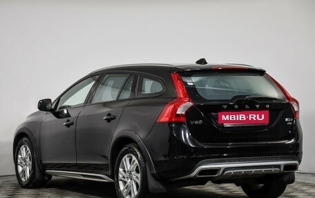 Volvo V60 Cross Country II, 2015 год, 1 949 000 рублей, 7 фотография