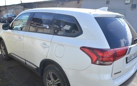 Mitsubishi Outlander III рестайлинг 3, 2017 год, 1 900 000 рублей, 3 фотография