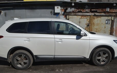 Mitsubishi Outlander III рестайлинг 3, 2017 год, 1 900 000 рублей, 7 фотография