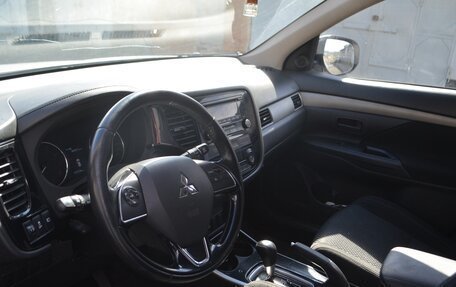 Mitsubishi Outlander III рестайлинг 3, 2017 год, 1 900 000 рублей, 8 фотография