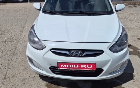 Hyundai Solaris II рестайлинг, 2013 год, 900 000 рублей, 1 фотография