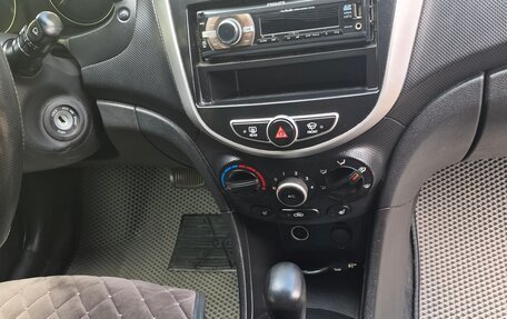 Hyundai Solaris II рестайлинг, 2013 год, 900 000 рублей, 16 фотография