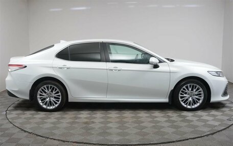 Toyota Camry, 2021 год, 2 750 000 рублей, 17 фотография