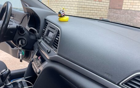 Hyundai Elantra VI рестайлинг, 2018 год, 900 000 рублей, 8 фотография