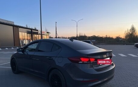 Hyundai Elantra VI рестайлинг, 2018 год, 900 000 рублей, 4 фотография