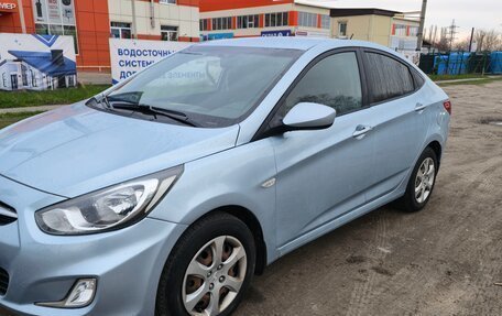 Hyundai Solaris II рестайлинг, 2012 год, 900 000 рублей, 2 фотография