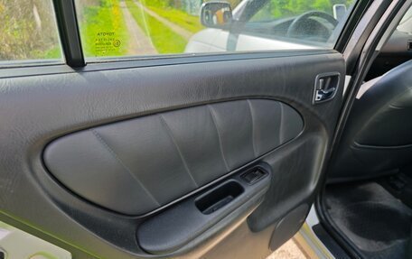Toyota Avensis III рестайлинг, 2001 год, 900 000 рублей, 10 фотография