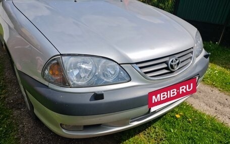 Toyota Avensis III рестайлинг, 2001 год, 900 000 рублей, 18 фотография