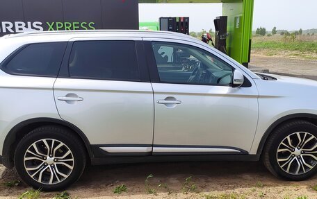 Mitsubishi Outlander III рестайлинг 3, 2017 год, 2 240 000 рублей, 3 фотография