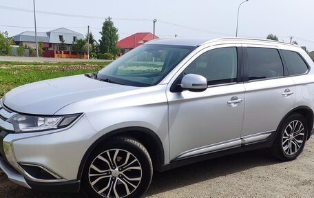Mitsubishi Outlander III рестайлинг 3, 2017 год, 2 240 000 рублей, 8 фотография