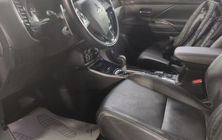 Mitsubishi Outlander III рестайлинг 3, 2017 год, 2 240 000 рублей, 13 фотография