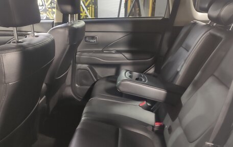 Mitsubishi Outlander III рестайлинг 3, 2017 год, 2 240 000 рублей, 14 фотография