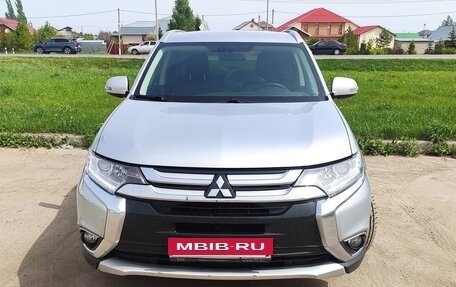 Mitsubishi Outlander III рестайлинг 3, 2017 год, 2 240 000 рублей, 2 фотография