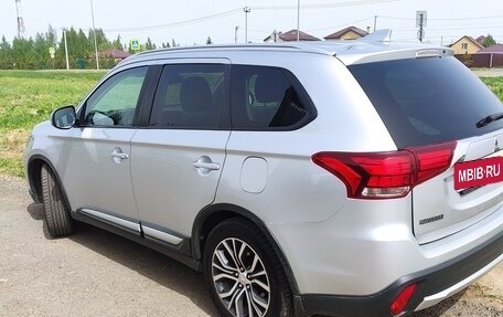 Mitsubishi Outlander III рестайлинг 3, 2017 год, 2 240 000 рублей, 6 фотография