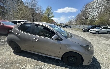 Toyota Yaris, 2022 год, 1 300 000 рублей, 3 фотография