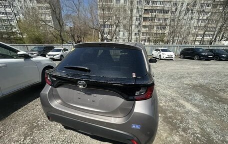 Toyota Yaris, 2022 год, 1 300 000 рублей, 2 фотография