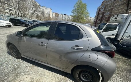 Toyota Yaris, 2022 год, 1 300 000 рублей, 4 фотография