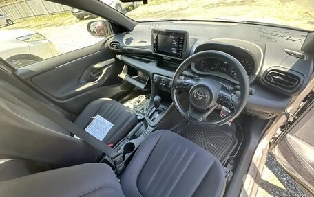 Toyota Yaris, 2022 год, 1 300 000 рублей, 5 фотография