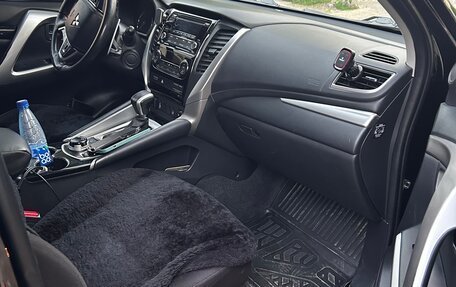Mitsubishi Pajero Sport III рестайлинг, 2018 год, 3 300 000 рублей, 13 фотография