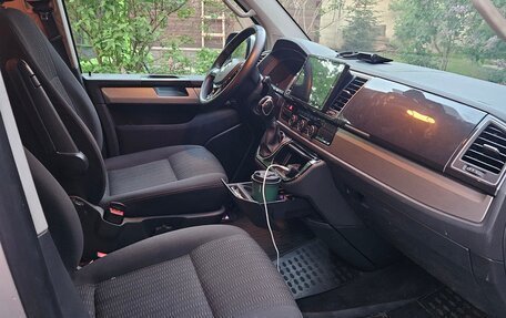 Volkswagen Multivan T6 рестайлинг, 2017 год, 3 600 000 рублей, 6 фотография