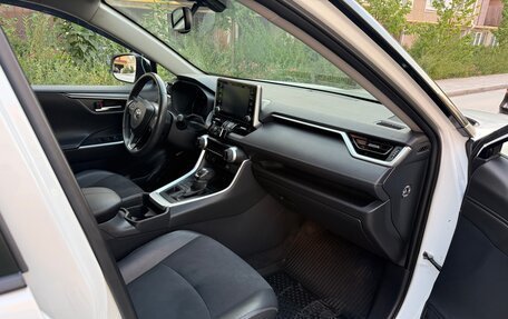 Toyota RAV4, 2021 год, 3 380 000 рублей, 8 фотография