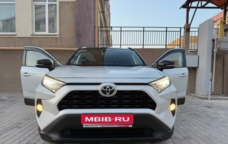 Toyota RAV4, 2021 год, 3 380 000 рублей, 21 фотография