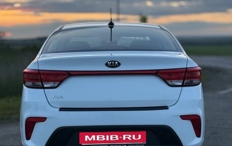 KIA Rio IV, 2018 год, 1 370 000 рублей, 3 фотография