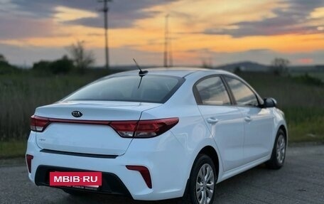 KIA Rio IV, 2018 год, 1 370 000 рублей, 2 фотография