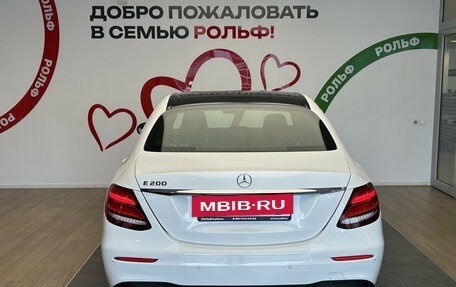 Mercedes-Benz E-Класс, 2019 год, 3 850 000 рублей, 5 фотография